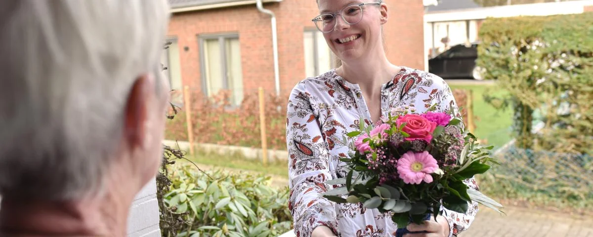 Besuch mit Blumenstrauß