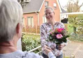 Besuch mit Blumenstrauß | Foto: Tobias Frick / fundus-medien.de